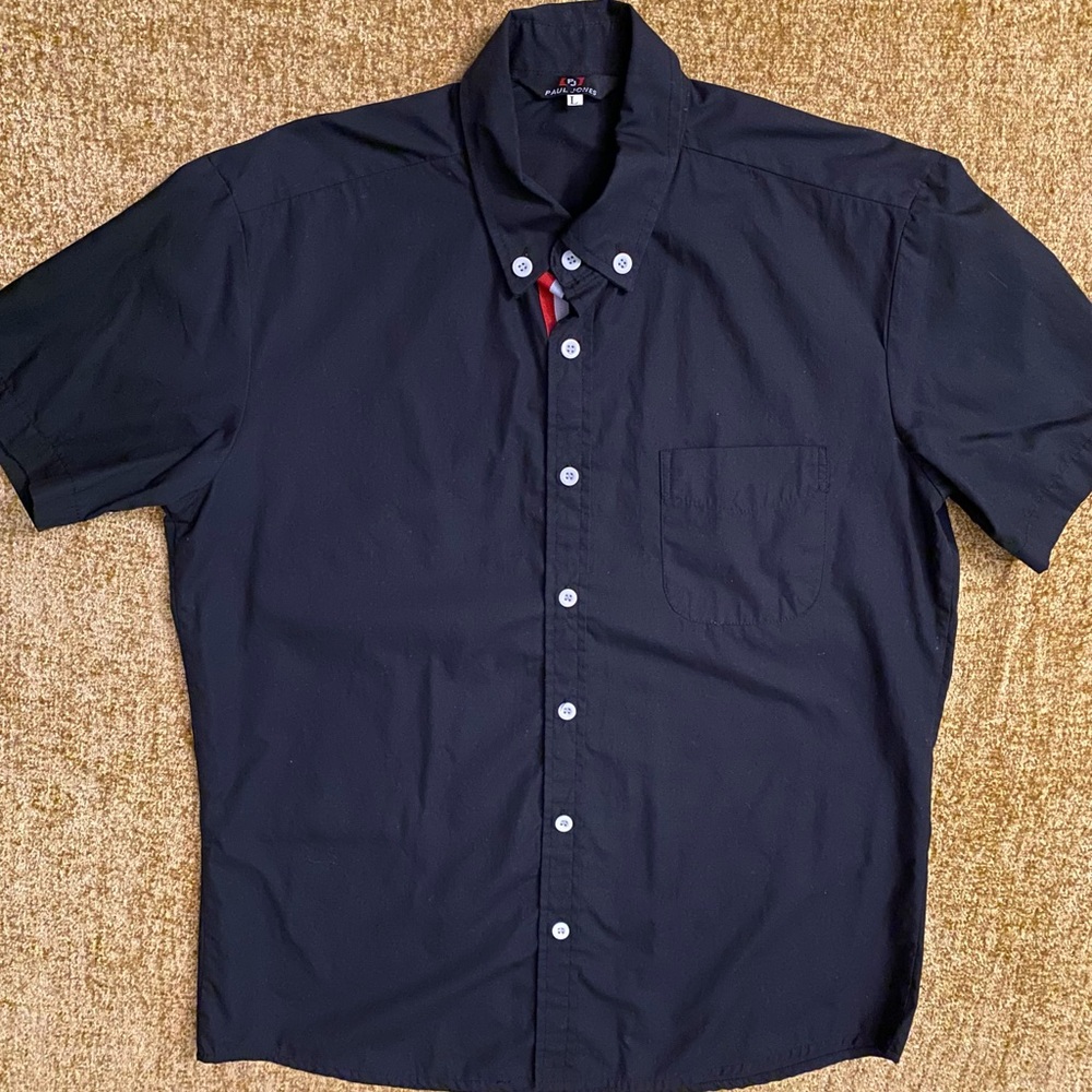 Men’s short sleeve shirt.